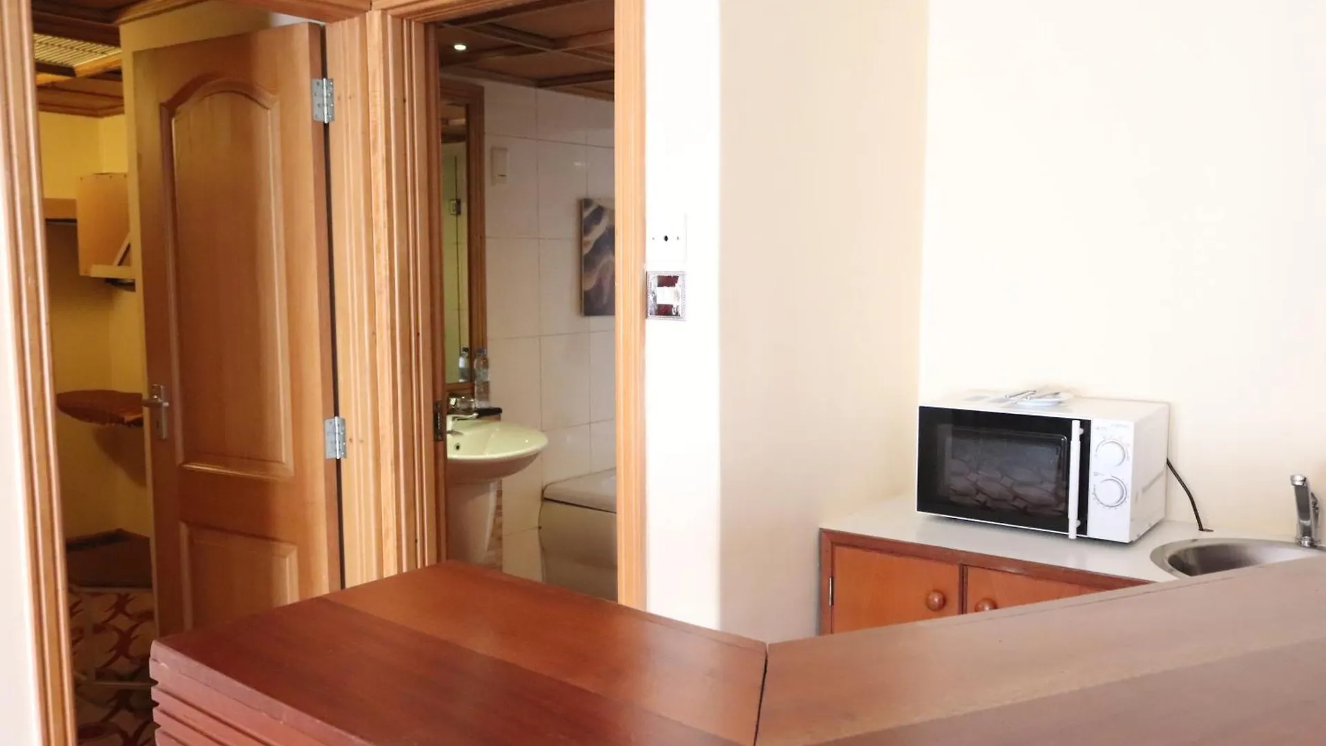 Golf Course Hotel Kampala 4*,